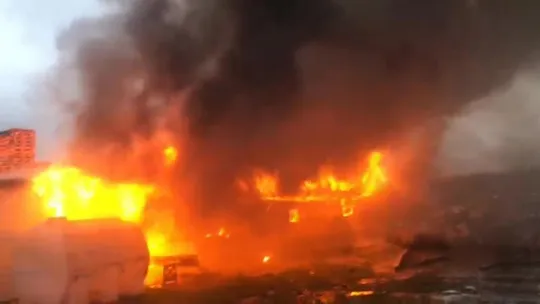 Kocaeli'de depo cayır cayır yandı