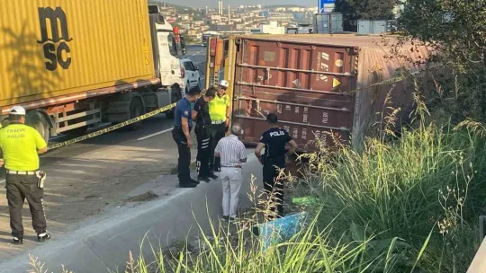 Kocaeli'de devrilen tırdan fırlayan sürücü öldü