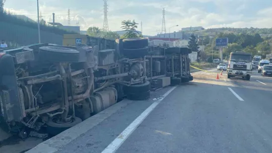 Kocaeli'de devrilen tırdan fırlayan sürücü öldü