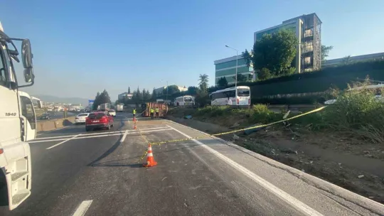 Kocaeli'de devrilen tırdan fırlayan sürücü öldü