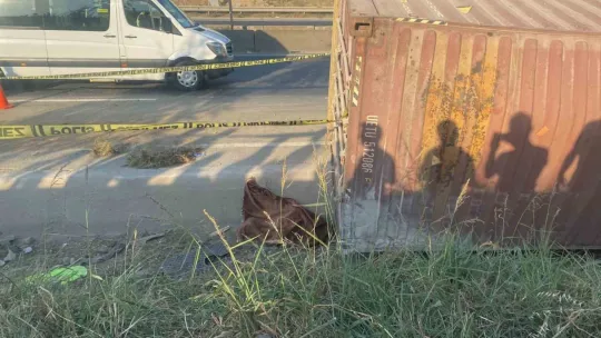 Kocaeli'de devrilen tırdan fırlayan sürücü öldü