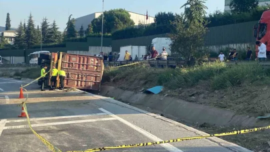 Kocaeli'de devrilen tırdan fırlayan sürücü öldü