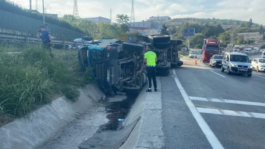 Kocaeli'de devrilen tırdan fırlayan sürücü öldü