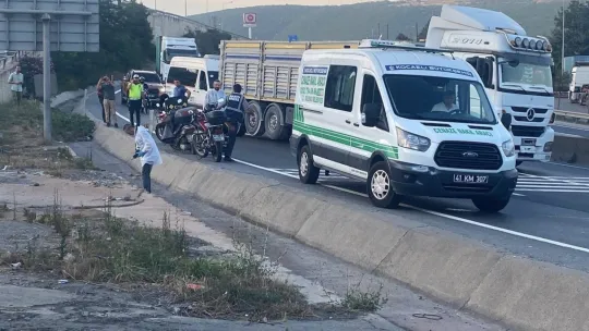 Kocaeli'de devrilen tırdan fırlayan sürücü öldü