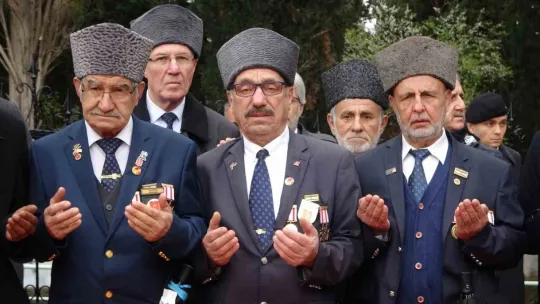 Kocaeli'de eller Çanakkale şehitleri için semaya açıldı