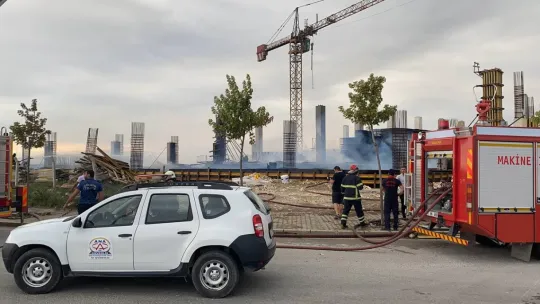 Kocaeli'de fabrika inşaatında yangın çıktı