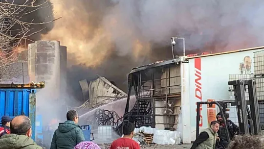 Kocaeli'de fabrikadaki yangını söndürme çalışmaları devam ediyor