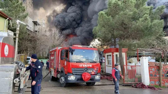 Kocaeli'de fabrikadaki yangını söndürme çalışmaları devam ediyor
