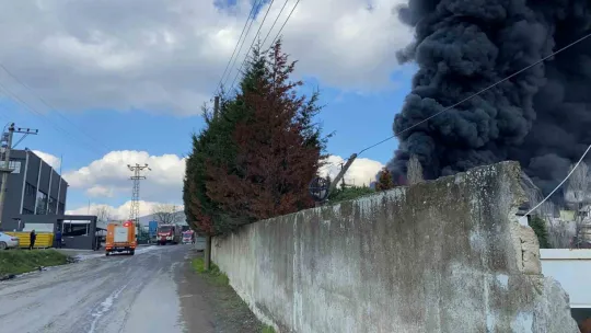 Kocaeli'de fabrikadaki yangını söndürme çalışmaları devam ediyor