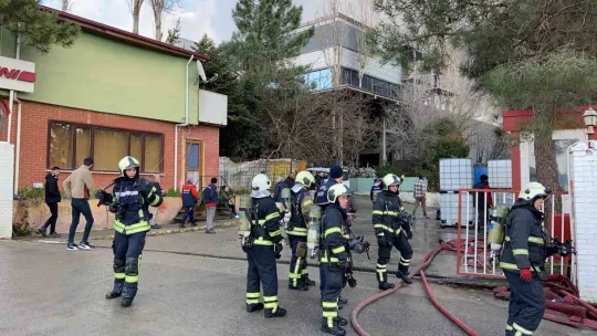 Kocaeli'de fabrikadaki yangını söndürme çalışmaları devam ediyor
