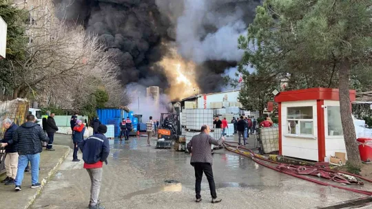 Kocaeli'de fabrikadaki yangını söndürme çalışmaları devam ediyor