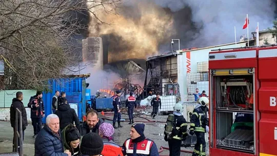 Kocaeli'de fabrikadaki yangını söndürme çalışmaları devam ediyor