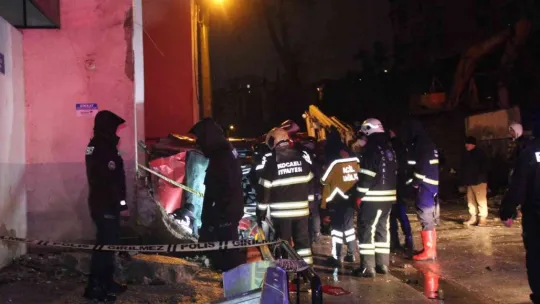 Kocaeli'de feci kaza: Anne-baba öldü, kızları ağır yaralandı