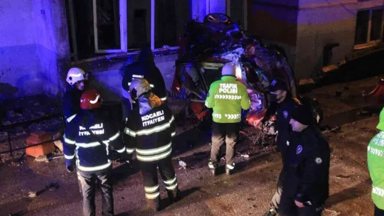 Kocaeli'de feci kaza: Anne-baba öldü, kızları ağır yaralandı