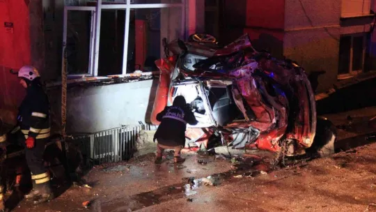 Kocaeli'de feci kaza: Anne-baba öldü, kızları ağır yaralandı