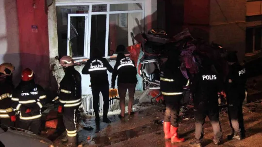 Kocaeli'de feci kaza: Anne-baba öldü, kızları ağır yaralandı