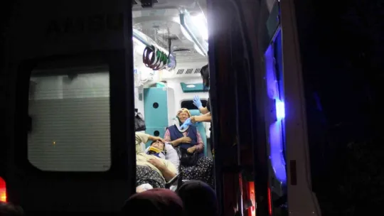 Kocaeli'de feci kaza, evlerine 50 metre kala traktör devrildi: 1 ölü, 3 yaralı