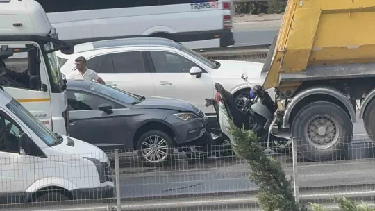 Kocaeli'de feci kaza: Motosiklet sürücüsü kamyonla otomobil arasına sıkıştı