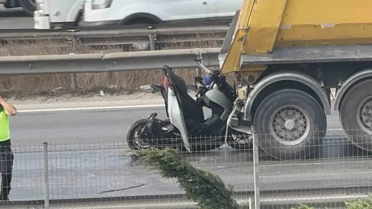 Kocaeli'de feci kaza: Motosiklet sürücüsü kamyonla otomobil arasına sıkıştı
