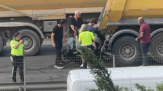 Kocaeli'de feci kaza: Motosiklet sürücüsü kamyonla otomobil arasına sıkıştı
