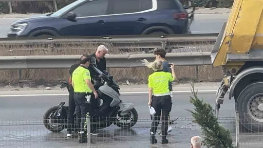 Kocaeli'de feci kaza: Motosiklet sürücüsü kamyonla otomobil arasına sıkıştı