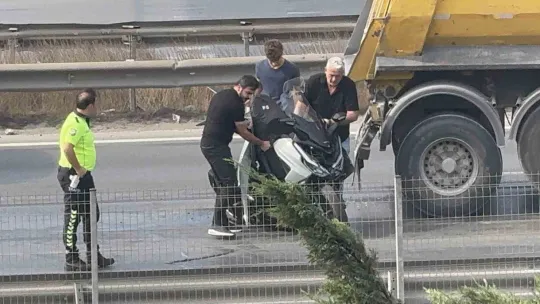 Kocaeli'de feci kaza: Motosiklet sürücüsü kamyonla otomobil arasına sıkıştı