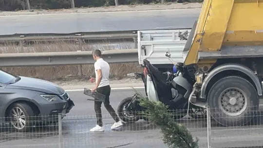 Kocaeli'de feci kaza: Motosiklet sürücüsü kamyonla otomobil arasına sıkıştı