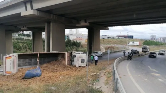 Kocaeli'de feci kaza! TIR yan yattı