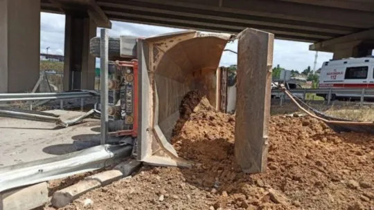 Kocaeli'de feci kaza! TIR yan yattı