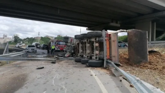 Kocaeli'de feci kaza! TIR yan yattı