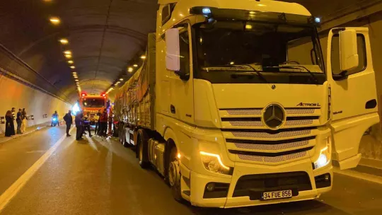 Kocaeli'de feci kaza, tırın altına girdiler