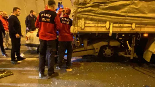 Kocaeli'de feci kaza, tırın altına girdiler