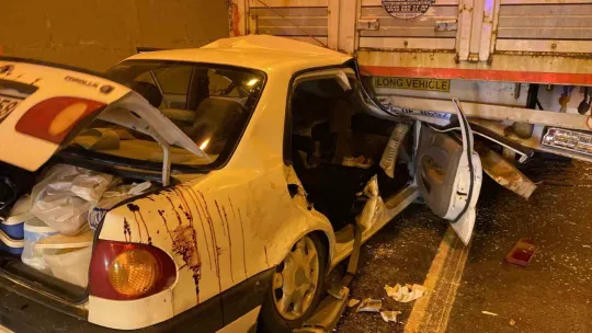 Kocaeli'de feci kaza, tırın altına girdiler