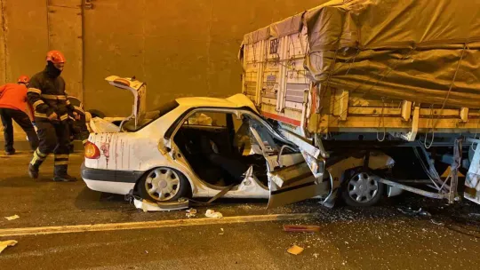 Kocaeli'de feci kaza, tırın altına girdiler