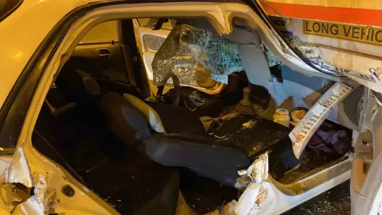 Kocaeli'de feci kaza, tırın altına girdiler