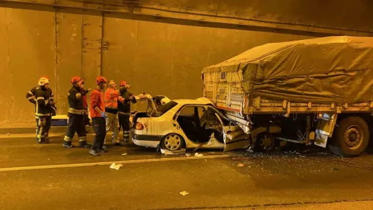 Kocaeli'de feci kaza, tırın altına girdiler