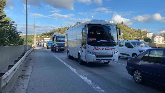 Kocaeli'de feci kaza, tırın altına girdiler