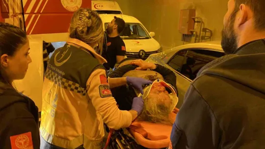 Kocaeli'de feci kaza, tırın altına girdiler