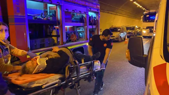 Kocaeli'de feci kaza, tırın altına girdiler