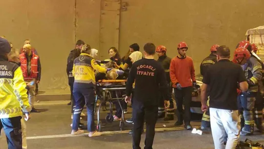 Kocaeli'de feci kaza, tırın altına girdiler