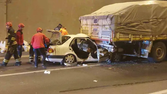 Kocaeli'de feci kaza, tırın altına girdiler