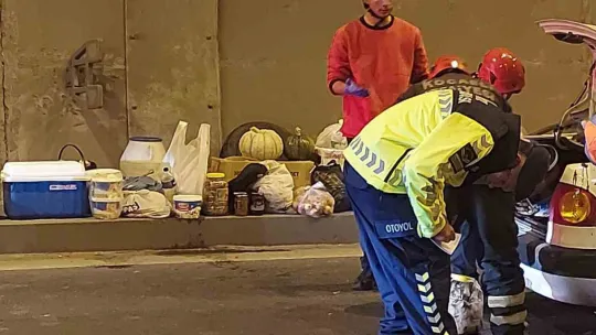 Kocaeli'de feci kaza, tırın altına girdiler