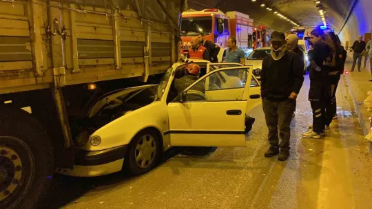 Kocaeli'de feci kaza, tırın altına girdiler