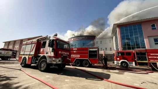 Kocaeli'de fen lisesi yanıyor, öğrenciler tahliye ediliyor