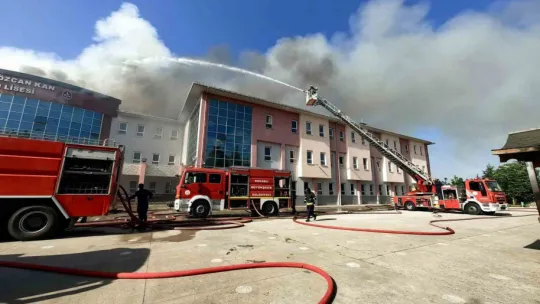 Kocaeli'de fen lisesi yanıyor, öğrenciler tahliye ediliyor
