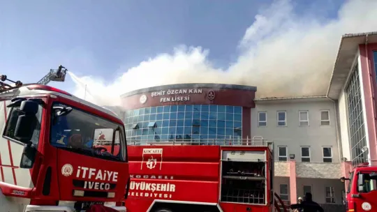 Kocaeli'de fen lisesi yanıyor, öğrenciler tahliye ediliyor