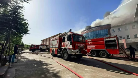 Kocaeli'de fen lisesi yanıyor, öğrenciler tahliye ediliyor