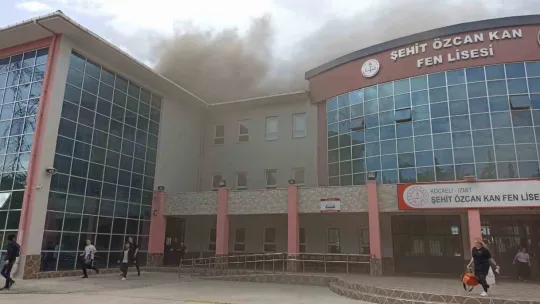 Kocaeli'de fen lisesi yanıyor, öğrenciler tahliye ediliyor