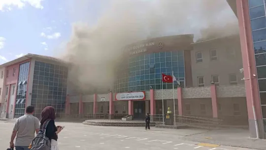 Kocaeli'de fen lisesi yanıyor, öğrenciler tahliye ediliyor