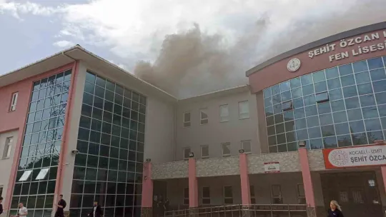 Kocaeli'de fen lisesi yanıyor, öğrenciler tahliye ediliyor